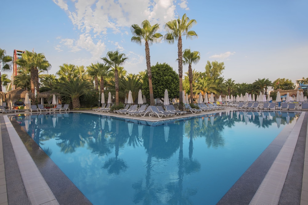 Delphin Deluxe Resort Hotel - All Inclusive — Swimming pool in Okurcalar