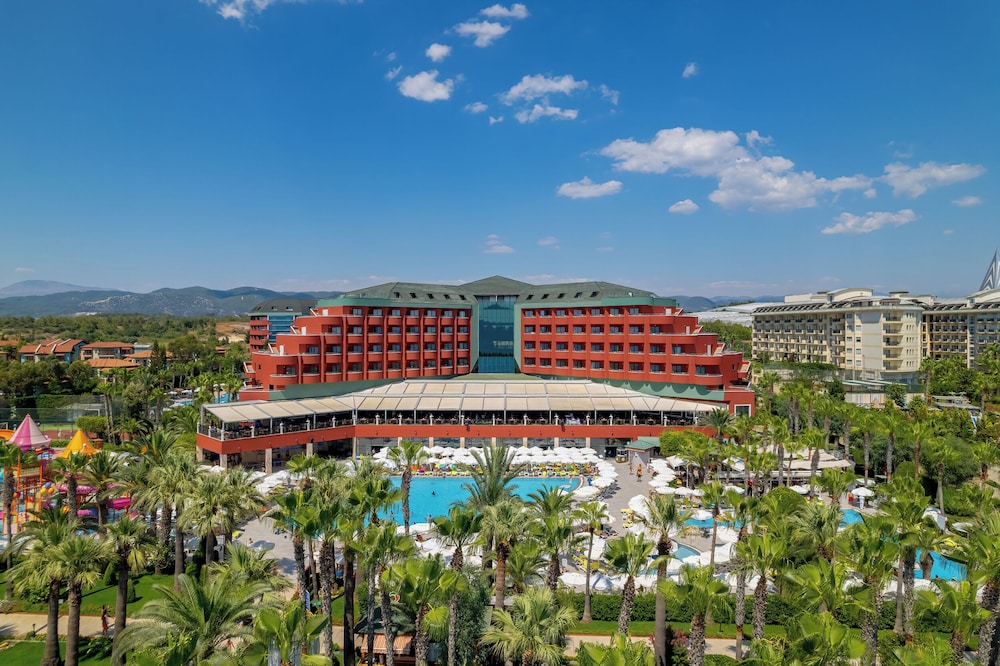 Delphin Deluxe Resort Hotel - All Inclusive — Hotel building in Okurcalar
