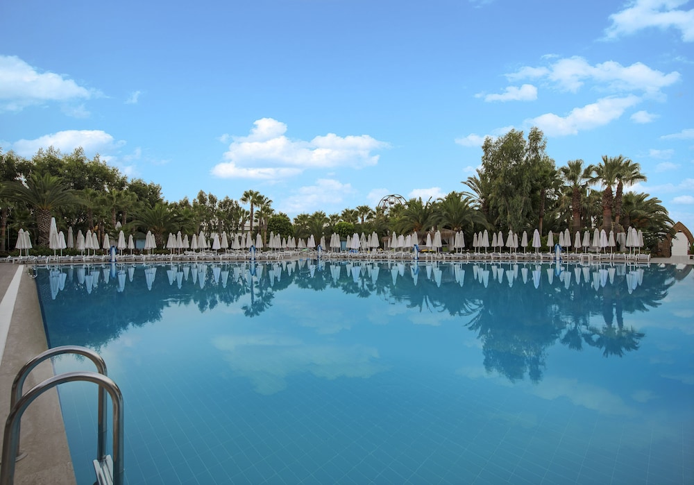 Delphin Deluxe Resort Hotel - All Inclusive — Swimming pool in Okurcalar