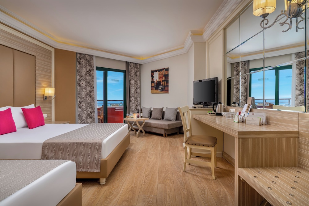 Delphin Deluxe Resort Hotel - All Inclusive — Hotel rooms in Okurcalar