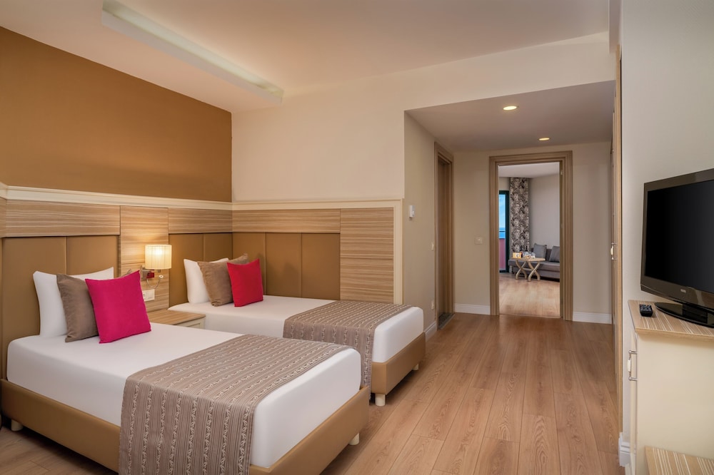 Delphin Deluxe Resort Hotel - All Inclusive — Hotel rooms in Okurcalar