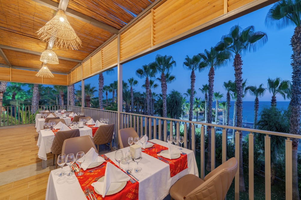 Delphin Deluxe Resort Hotel - All Inclusive — Restaurant & bars in Okurcalar