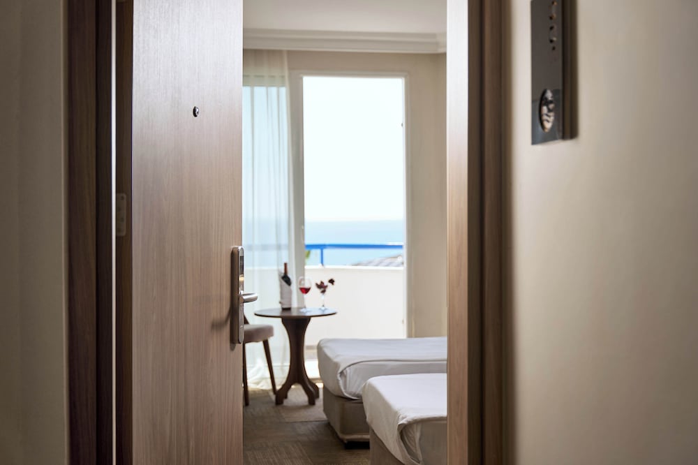 Elysee Beach Hotel — Hotel rooms in Alanya