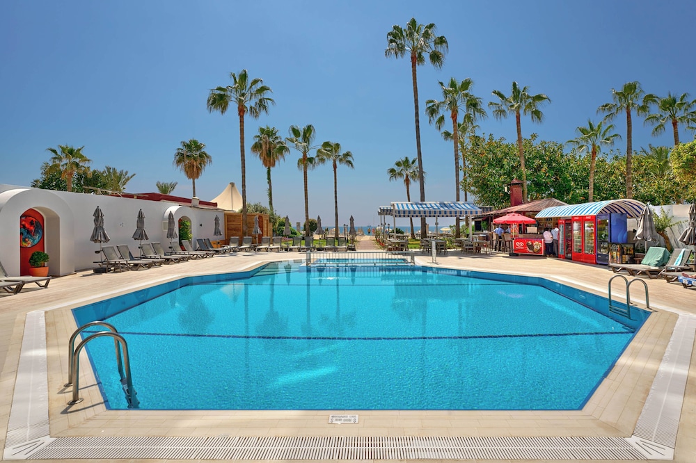 Elysee Beach Hotel — Swimming pool in Alanya