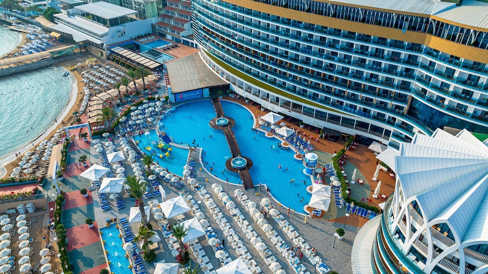 Granada Luxury Resort Okurcalar - All Inclusive — Swimming pool in Okurcalar