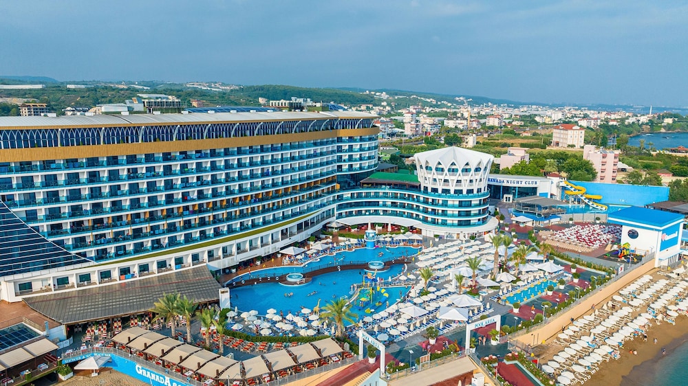 Granada Luxury Resort Okurcalar - All Inclusive — Hotel building in Okurcalar