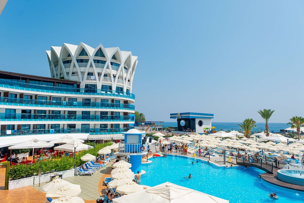 Granada Luxury Resort Okurcalar - All Inclusive — Swimming pool in Okurcalar