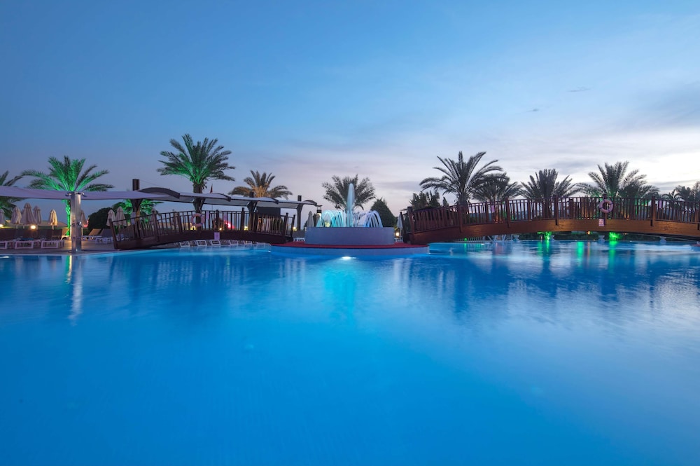 Granada Luxury Resort Okurcalar - All Inclusive — Swimming pool in Okurcalar
