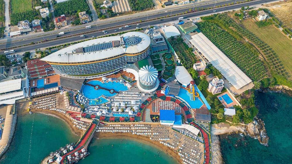 Granada Luxury Resort Okurcalar - All Inclusive — Hotel building in Okurcalar