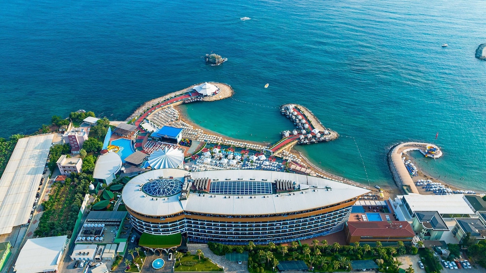 Granada Luxury Resort Okurcalar - All Inclusive — Hotel building in Okurcalar