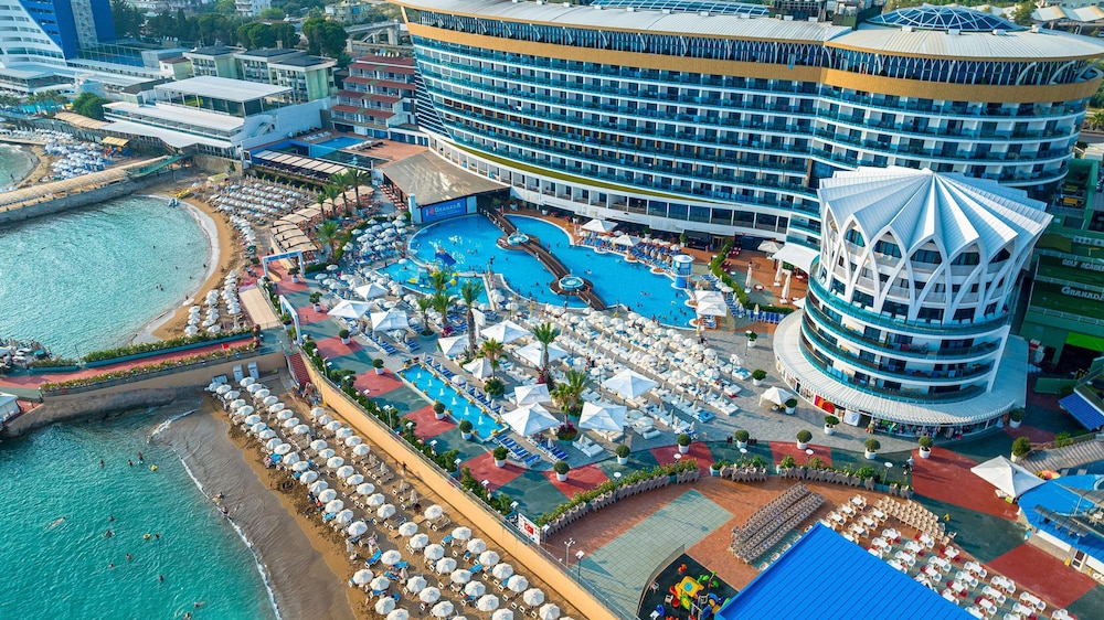 Granada Luxury Resort Okurcalar - All Inclusive — Hotel building in Okurcalar