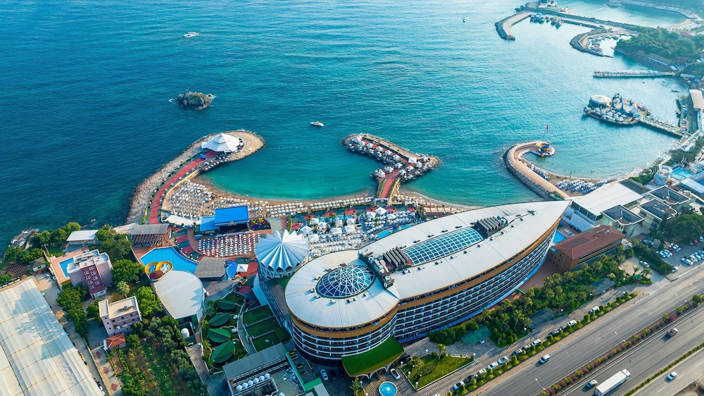 Granada Luxury Resort Okurcalar - All Inclusive — Hotel building in Okurcalar
