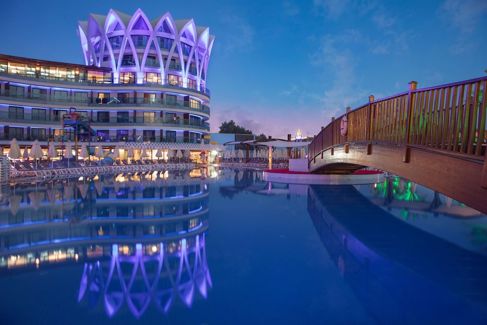 Granada Luxury Resort Okurcalar - All Inclusive — Swimming pool in Okurcalar