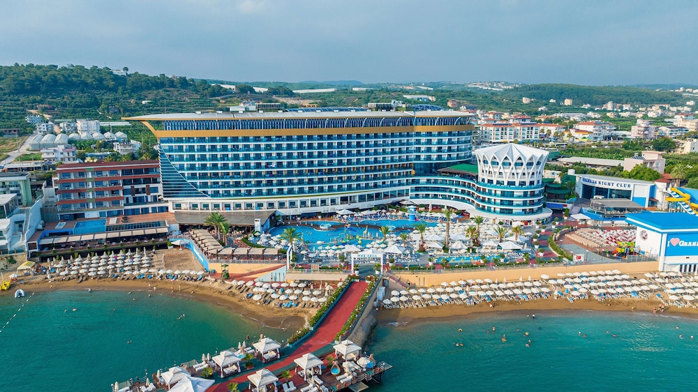 Granada Luxury Resort Okurcalar - All Inclusive — Hotel building in Okurcalar