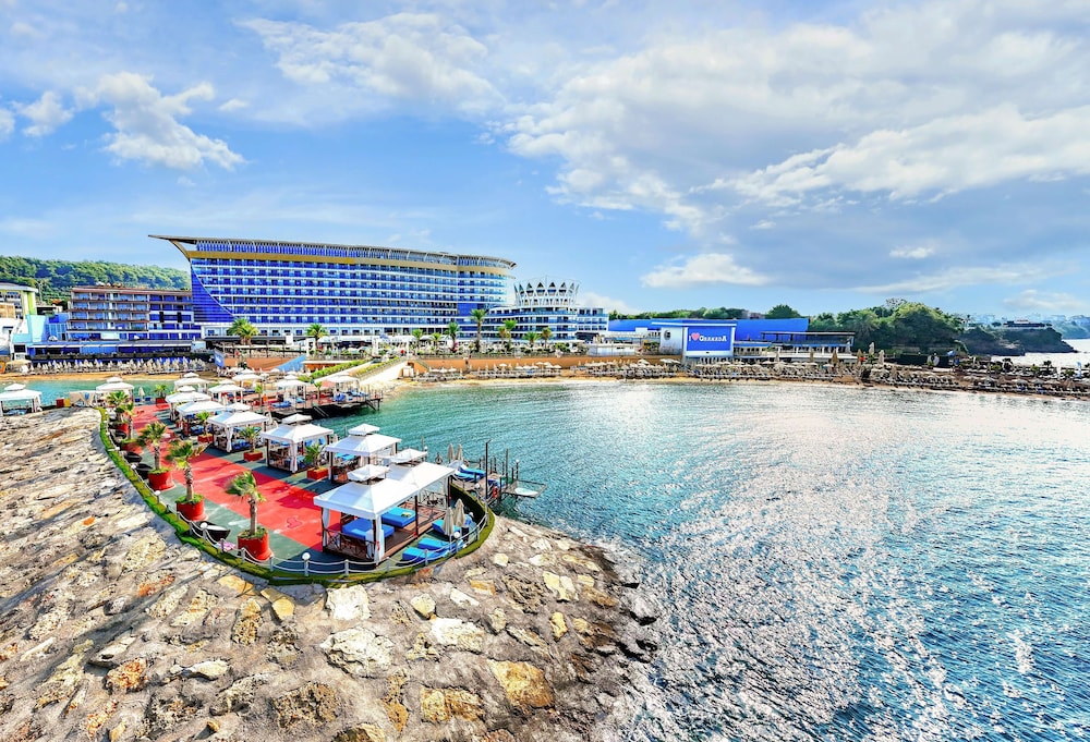 Granada Luxury Resort Okurcalar - All Inclusive — Hotel building in Okurcalar