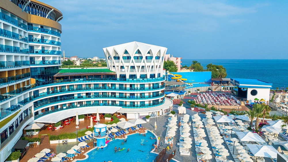Granada Luxury Resort Okurcalar - All Inclusive — Hotel building in Okurcalar