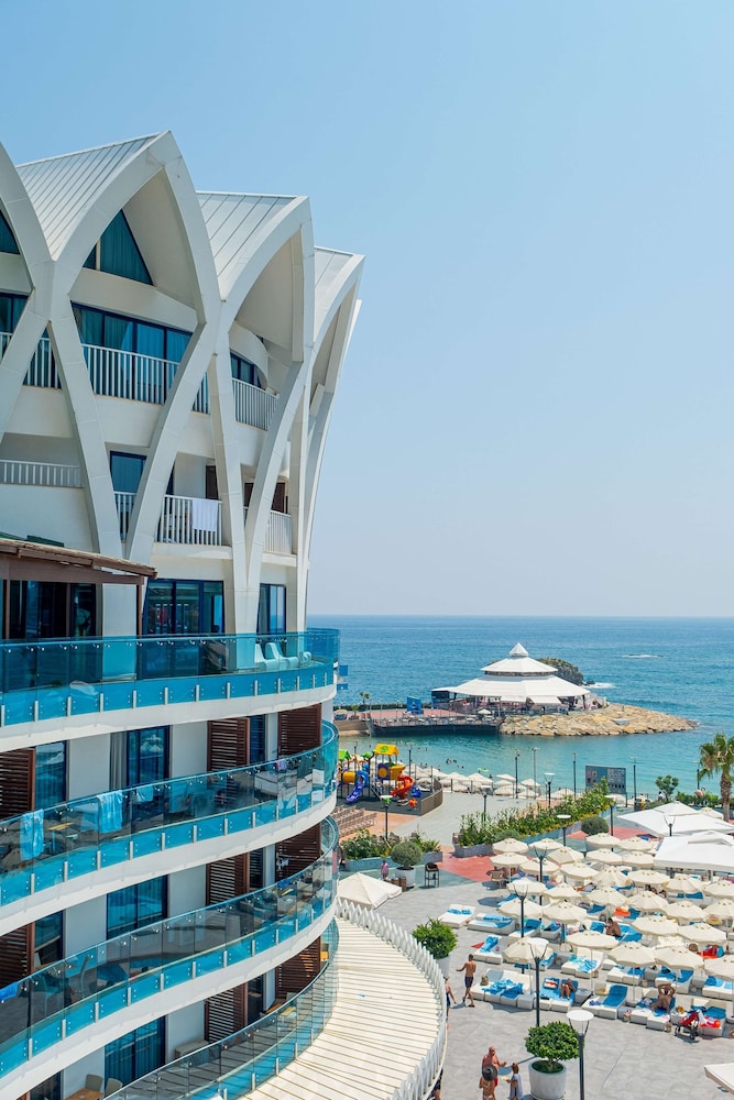 Granada Luxury Resort Okurcalar - All Inclusive — Hotel building in Okurcalar