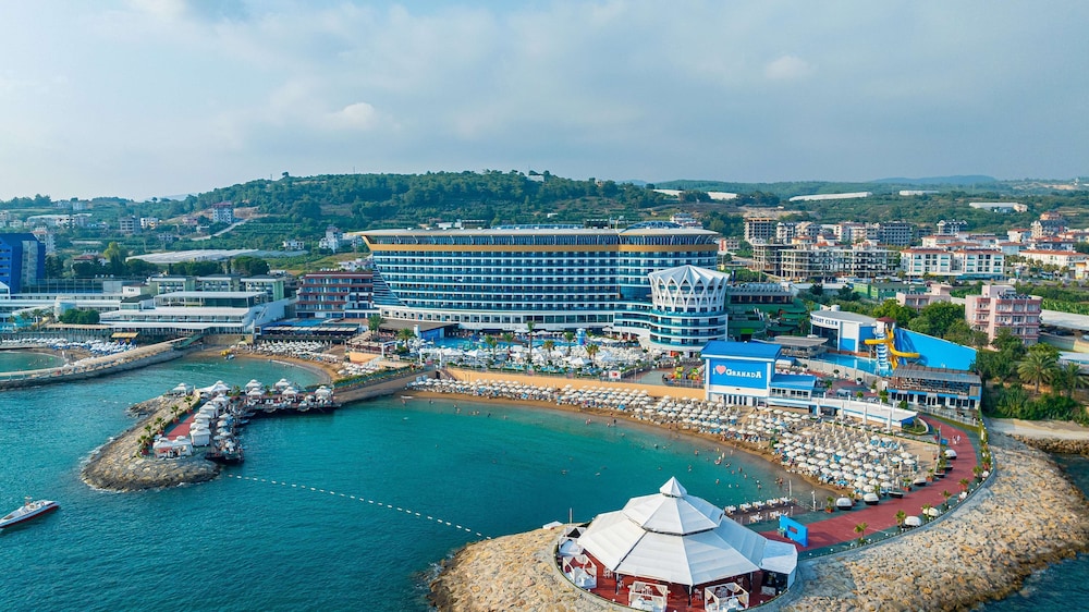 Granada Luxury Resort Okurcalar - All Inclusive — Hotel building in Okurcalar