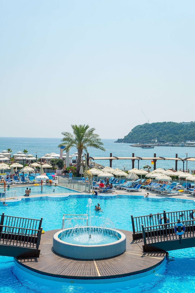 Granada Luxury Resort Okurcalar - All Inclusive — Swimming pool in Okurcalar