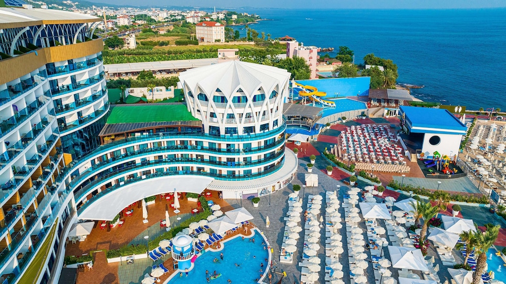 Granada Luxury Resort Okurcalar - All Inclusive — Hotel building in Okurcalar