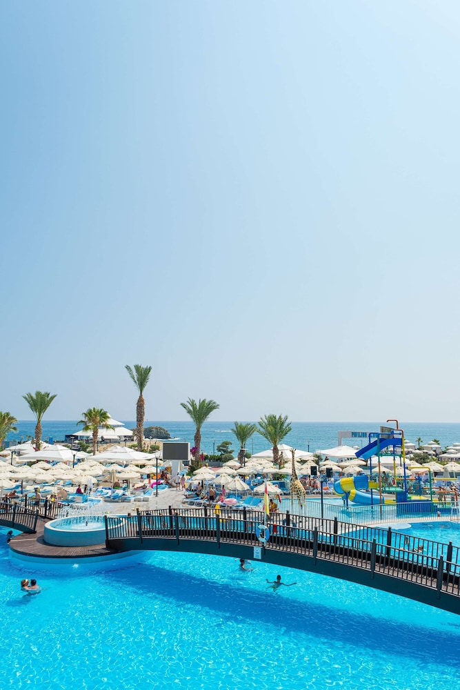 Granada Luxury Resort Okurcalar - All Inclusive — Swimming pool in Okurcalar