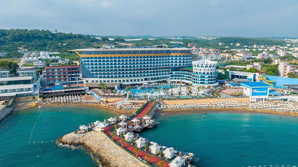 Granada Luxury Resort Okurcalar - All Inclusive — Hotel building in Okurcalar