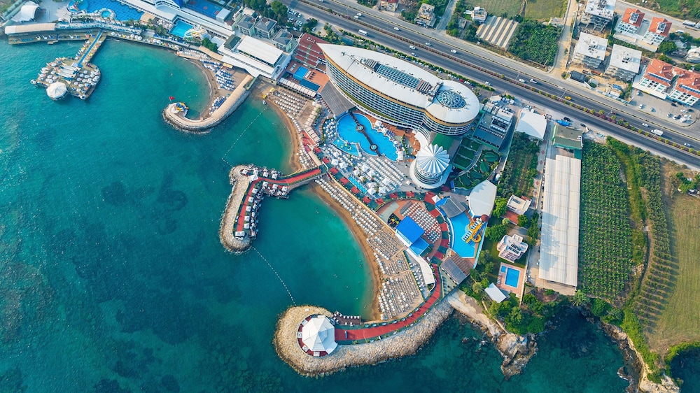 Granada Luxury Resort Okurcalar - All Inclusive — Hotel building in Okurcalar