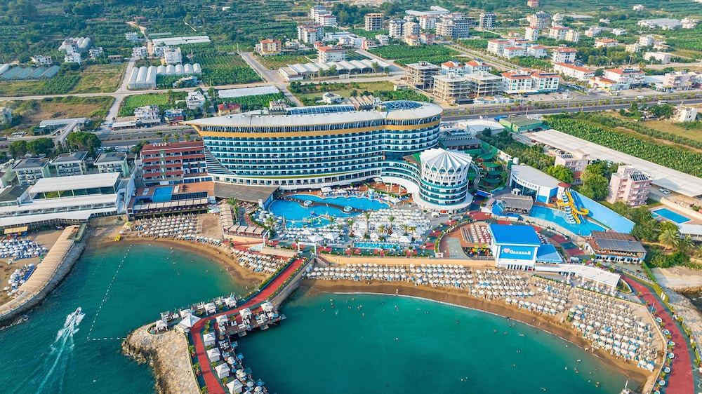 Granada Luxury Resort Okurcalar - All Inclusive — Hotel building in Okurcalar