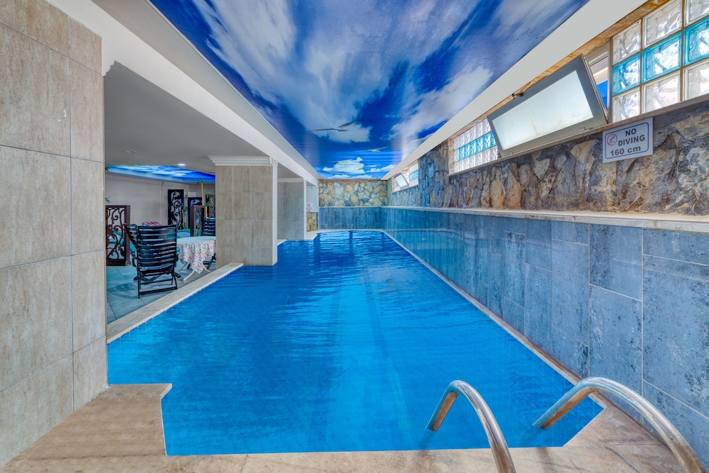 Kahya Hotel — Swimming pool in Alanya