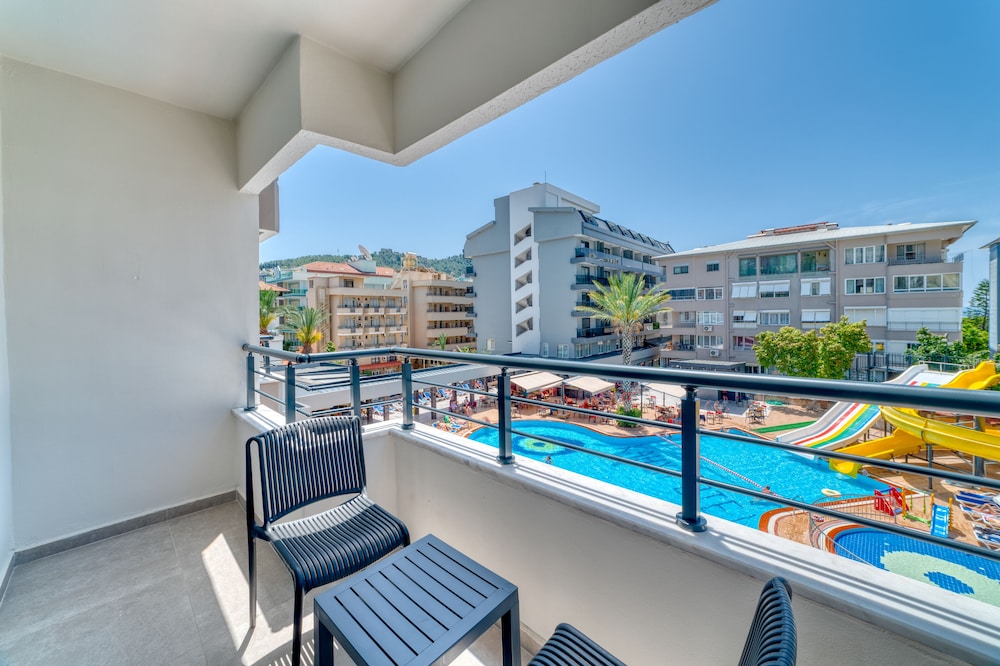 Kahya Hotel — Swimming pool in Alanya