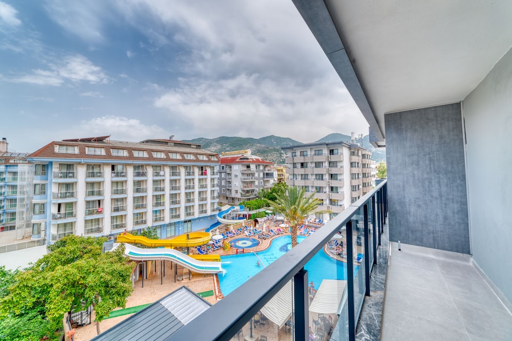 Kahya Hotel — Swimming pool in Alanya