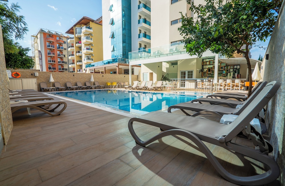 Kleopatra Celine Hotel — Swimming pool in Alanya