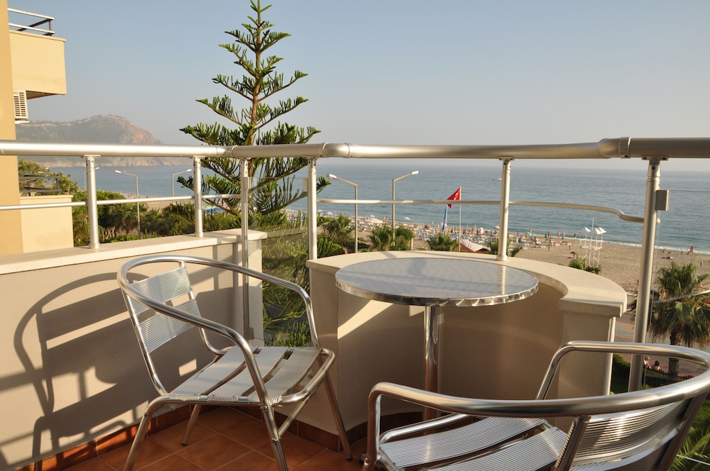 Kleopatra Celine Hotel — Beach in Alanya