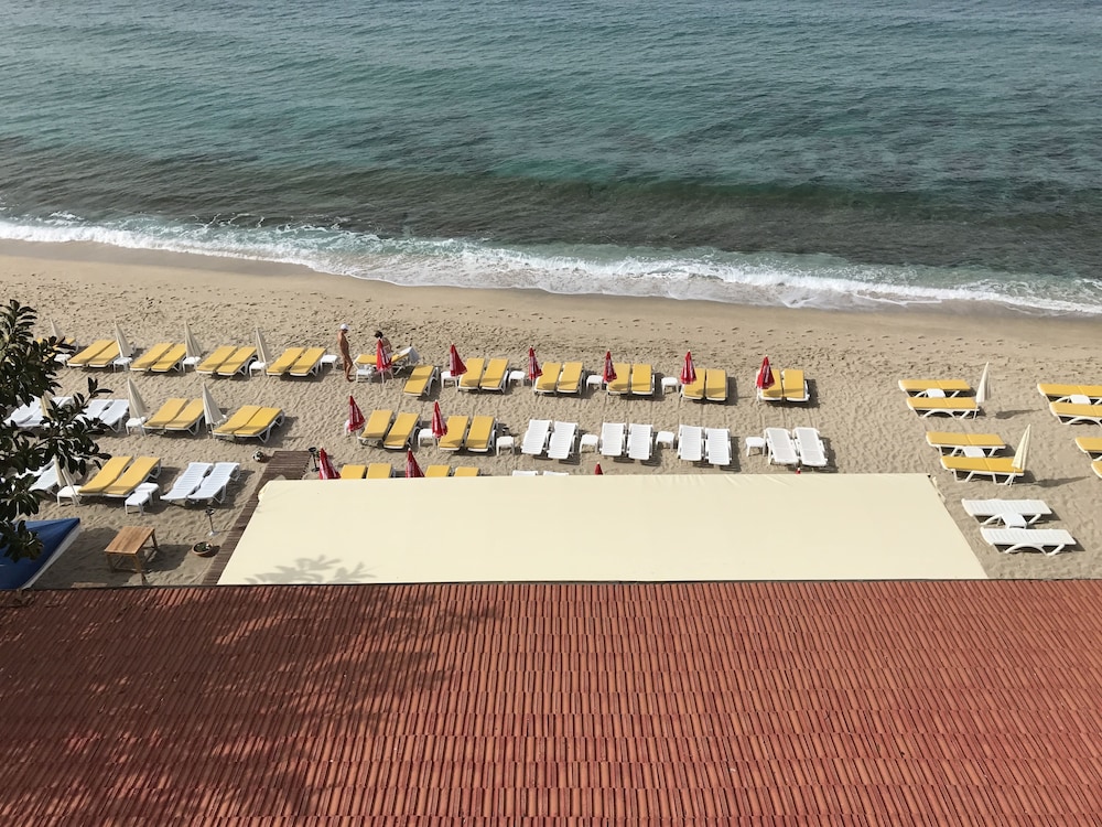Muz Hotel - All Inclusive — Beach in Alanya