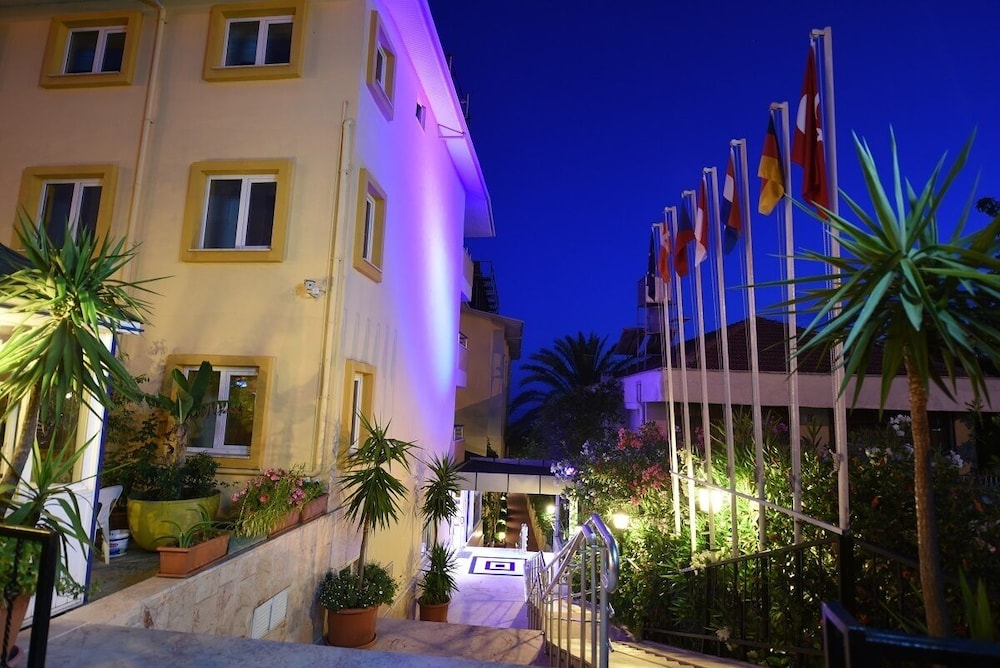 Muz Hotel - All Inclusive — Hotel building in Alanya