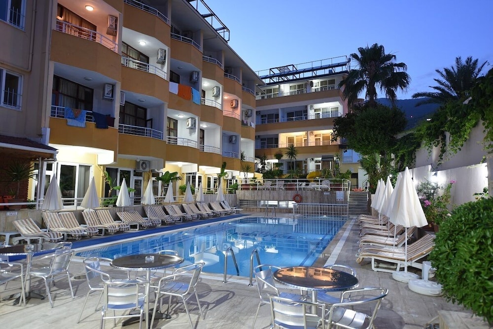 Muz Hotel - All Inclusive — Swimming pool in Alanya