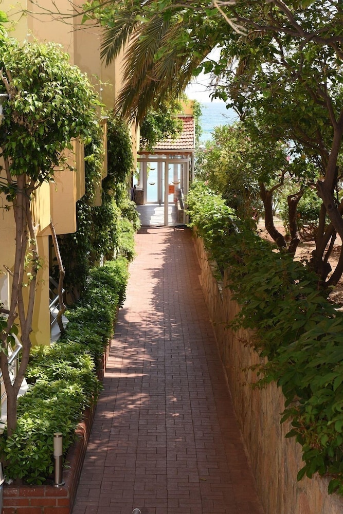 Muz Hotel - All Inclusive — Hotel building in Alanya