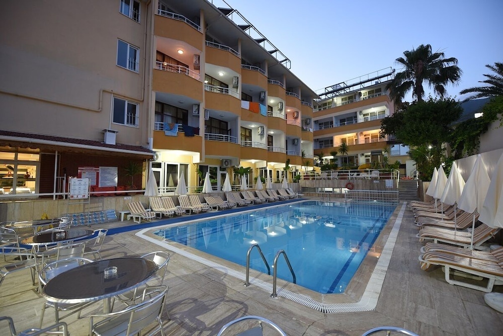 Muz Hotel - All Inclusive — Swimming pool in Alanya