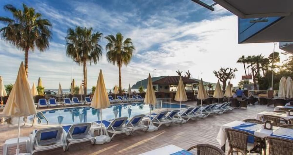 Parador Beach Hotel — Swimming pool in Alanya