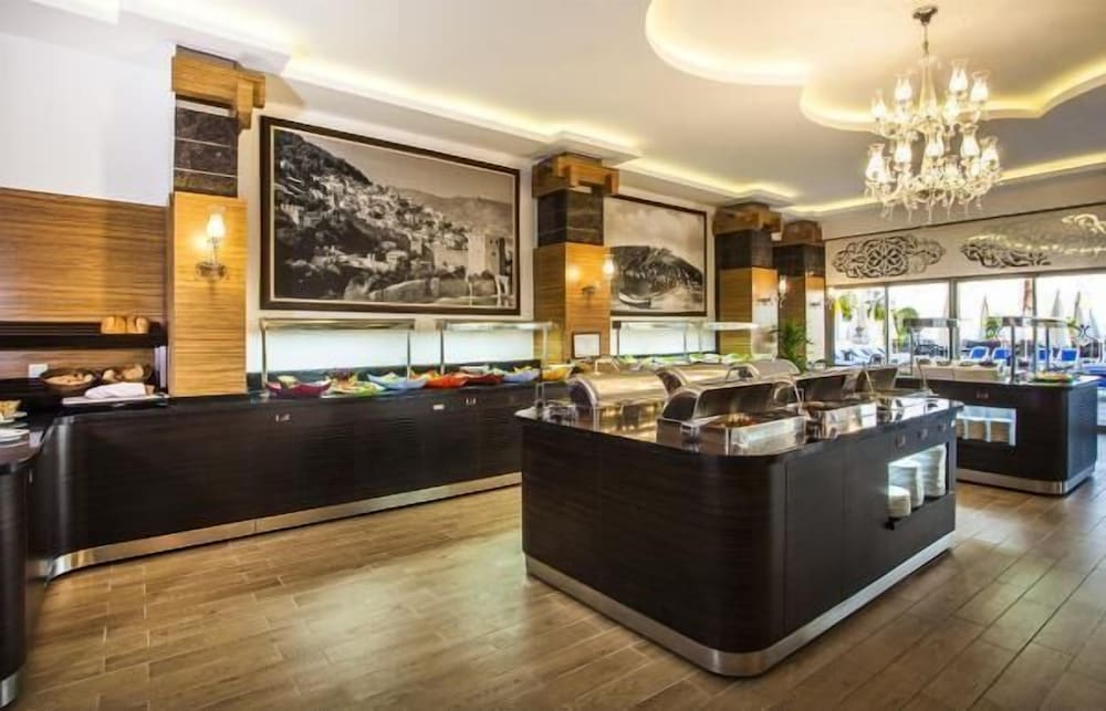 Parador Beach Hotel — Restaurant & bars in Alanya