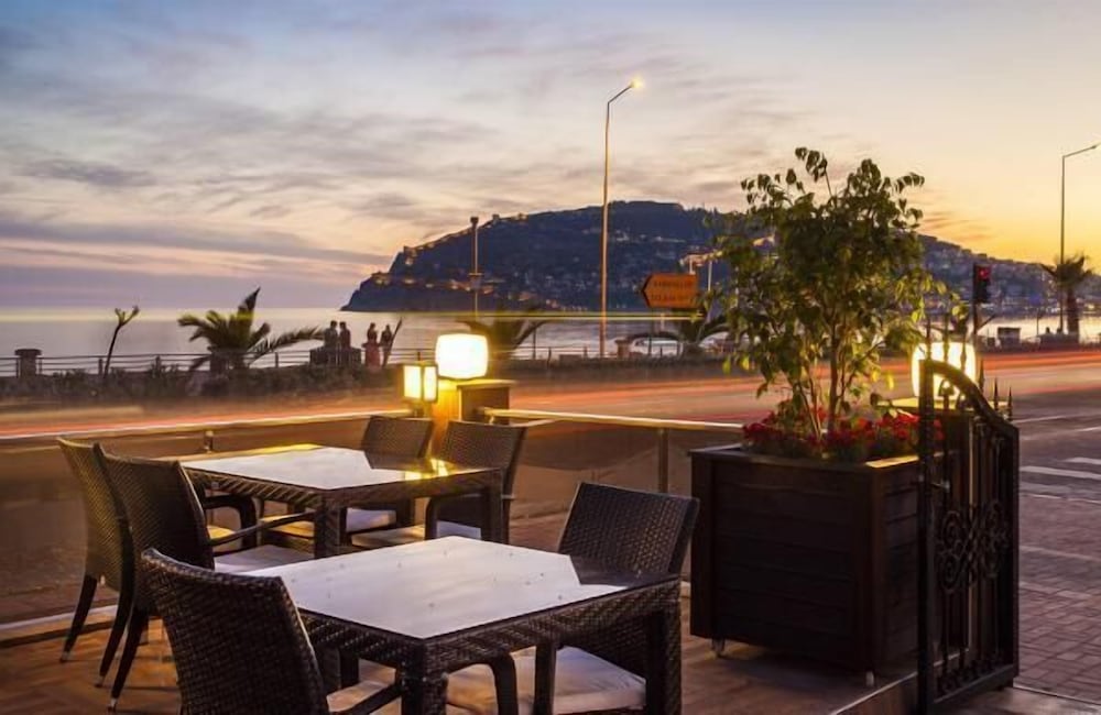 Parador Beach Hotel — Restaurant & bars in Alanya