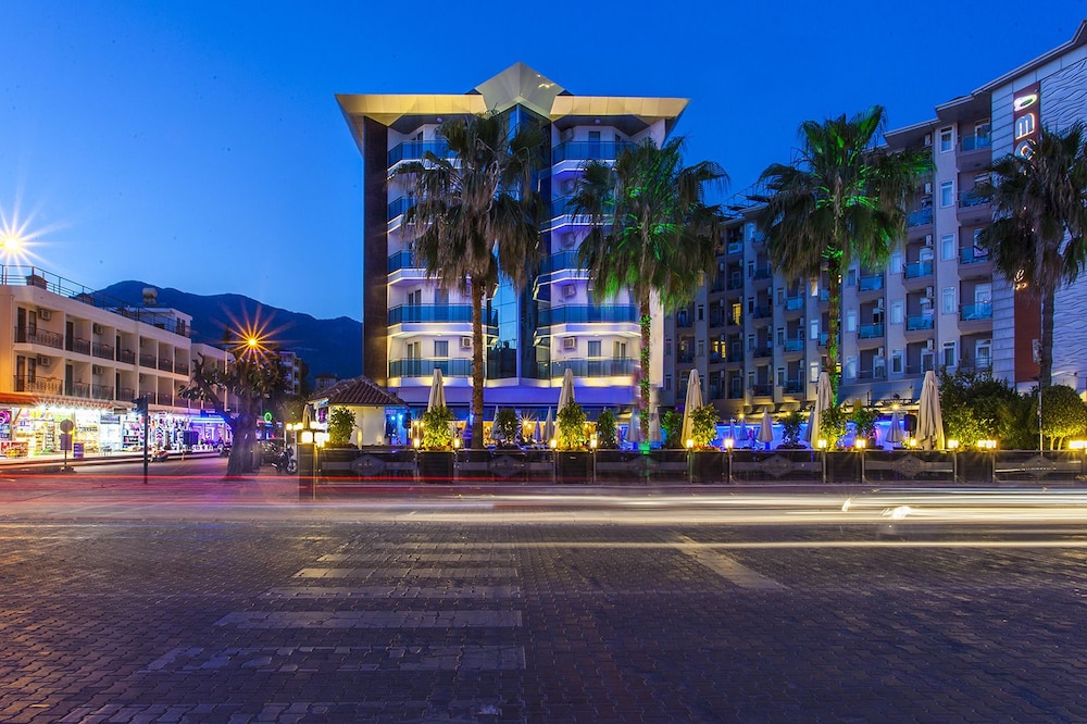 Parador Beach Hotel — Hotel building in Alanya