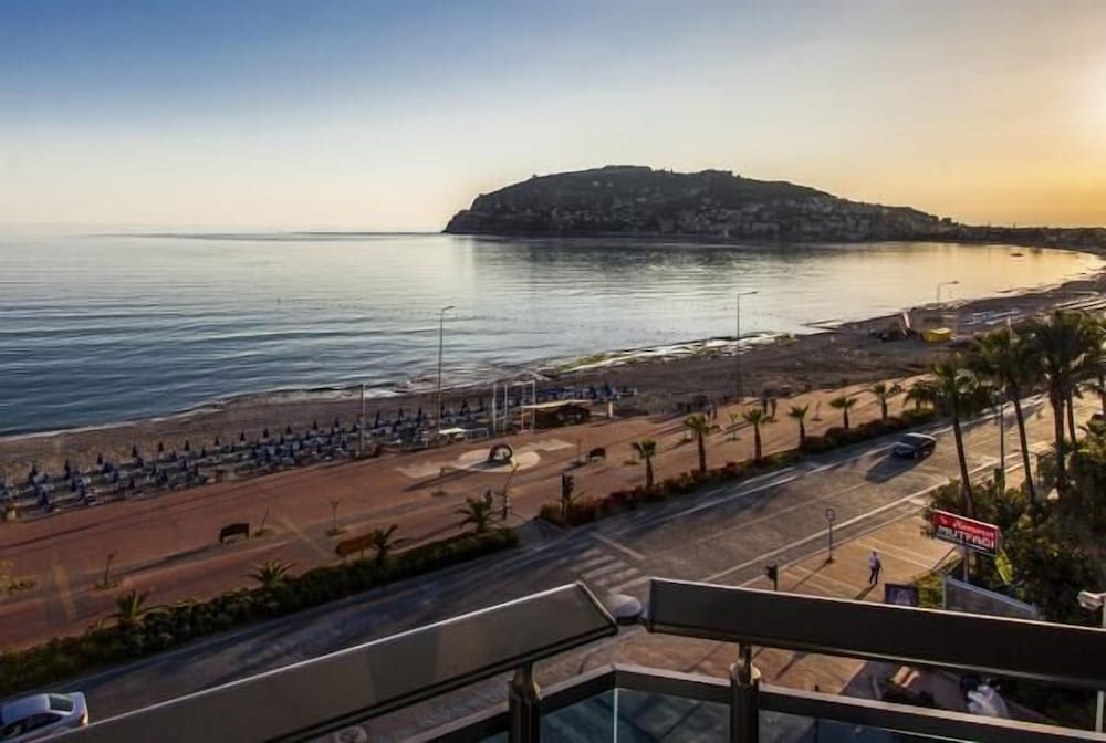 Parador Beach Hotel — Beach in Alanya
