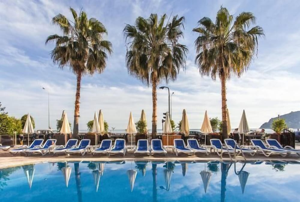 Parador Beach Hotel — Swimming pool in Alanya