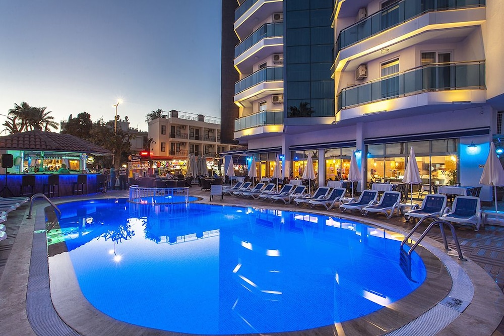 Parador Beach Hotel — Swimming pool in Alanya