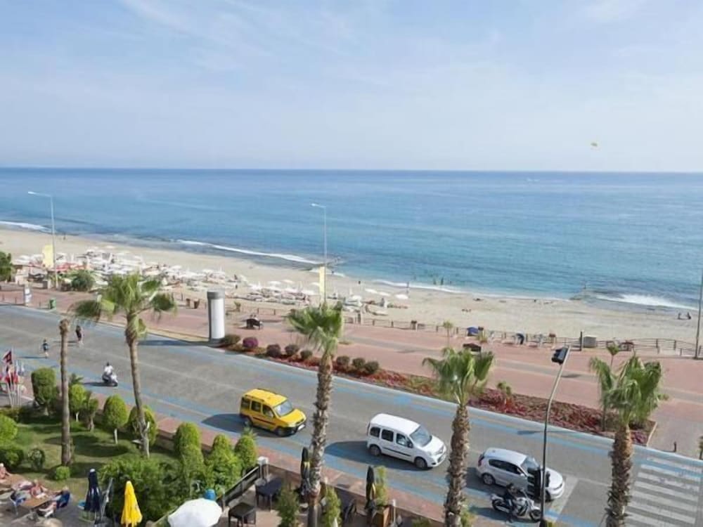 Parador Beach Hotel — Beach in Alanya