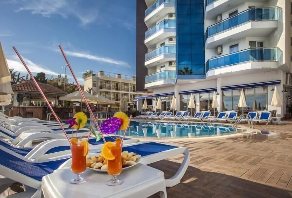 Parador Beach Hotel — Swimming pool in Alanya