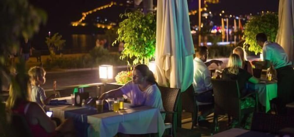 Parador Beach Hotel — Restaurant & bars in Alanya