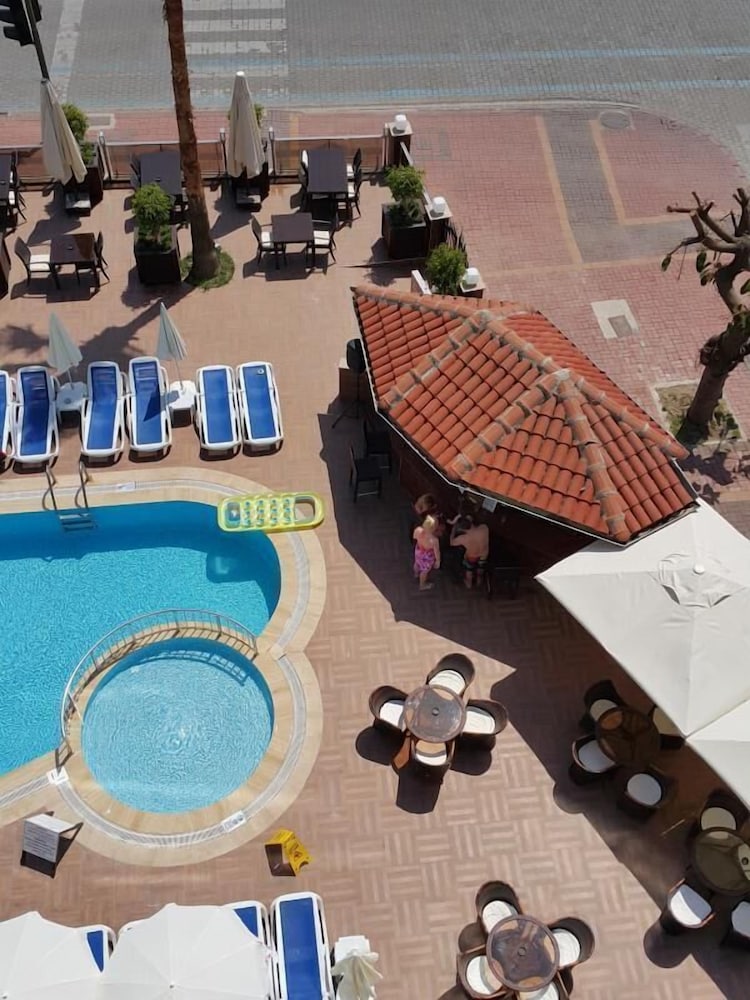 Parador Beach Hotel — Swimming pool in Alanya