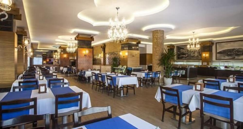 Parador Beach Hotel — Restaurant & bars in Alanya